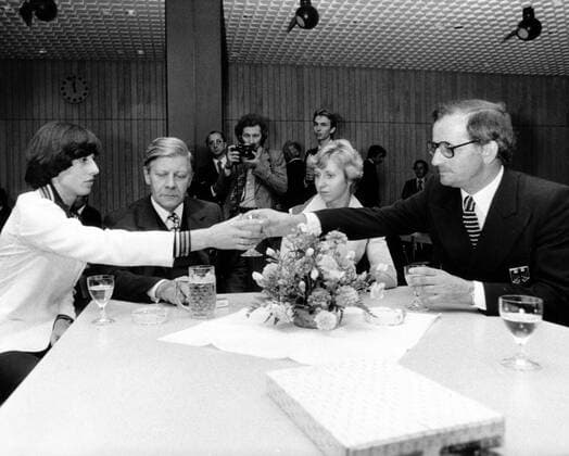 Empfang der Olympioniken bei Bundeskanzler Helmut Schmidt (SPD, 2.v.li.), v.li.: Rita Wilden, Annegret Richter und Hans Günter Winkler (alle BR Deutschland)