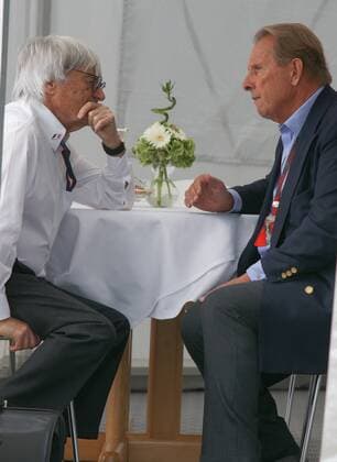 Formula 1 Grosser Preis Santander von Deutschland, Sonntag, 25. Juli 2010. Bernie Ecclestone im Gespräch mit Paddock Club Boss Paddy McNally.