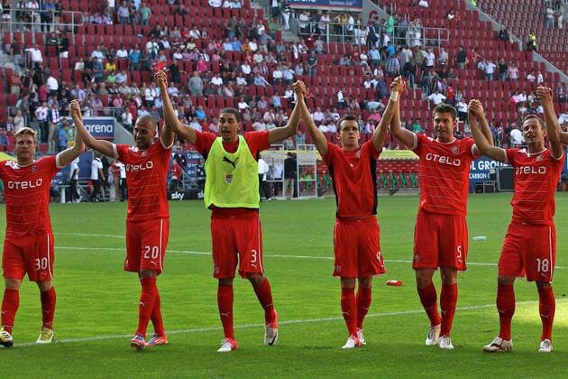 Andriy Voronin ( 30, Fortuna Düsseldorf), Dani Schahin ( 20, Fortuna Düsseldorf), Leon Balogun ( 3, Fortuna Düsseldorf), Andre Fromitschow ( 8, Fortuna Düsseldorf), Juanan ( 5, Fortuna Düsseldorf) und Ronny Garbuschewski ( 18, Fortuna Düsseldorf) v.l. jubeln bei den mitgereisten Fans von Fortuna Düsseldorf 25.08.2012, Fussball, 1. Bundesliga, Herren, 1. Spieltag, Saison 2012 13, FC Augsburg vs. Fortuna Düsseldorf in der SGL-Arena
