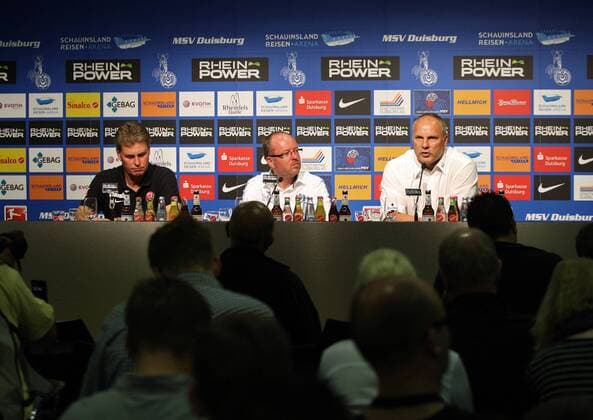 25.08.2012, Duisburg, Fussball, 2. Bundesliga, MSV Duisburg - Dynamo Dresden. Pressekonferenz nach dem Spiel, v.l. Trainer Ralf Loose (Dresden), Pressesprecher Martin Haltermann (Duisburg) und Trainer Oliver Reck (Duisburg). reck wird im Anschluss an die Begegnung entlassen.