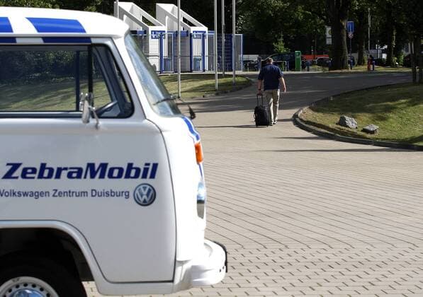 25.08.2012, Duisburg, Fussball, 2. Bundesliga, MSV Duisburg - Oliver Recks Entlassung, Trainerentlassung. Trainer Oliver Reck (Duisburg) verlässt mit einem Trolley Rollkoffer die Arena in Duisburg, es wird sein letzter Arbeitstag beim MSV sein, er wird später entlassen.