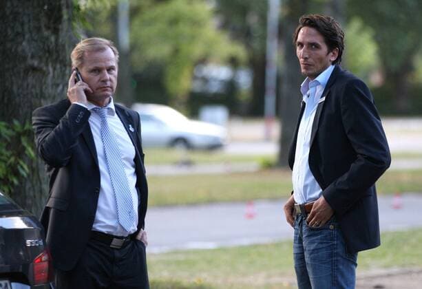 25.08.2012, Duisburg, Fussball, 2. Bundesliga, MSV Duisburg - Oliver Recks Entlassung, Trainerentlassung. v.l. Sportlicher Leiter Ivica Grlic (Duisburg) und Geschäftsführer Roland Kentsch (Duisburg) verlassen um 18:49 Uhr gemeinsam die Arena in Duisburg durch einen Nebenausgang, zuvor haben sie zusammen mit dem Aufsichtsrat des Vereins beschlossen, Trainer und Co Trainer zu entlassen. Grlic wird die Mannschaft so lange trainieren, bis ein neuer Trainer gefunden ist.