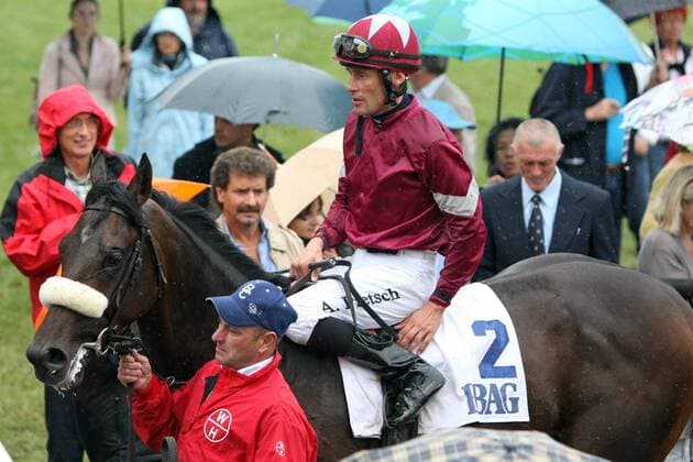 26.08.2012, Iffezheim, Baden-Württemberg, GER - Lochnagar mit Alexander Pietsch nach dem Sieg im Preis der BBAG-Jährlingsauktion. Galopprennbahn Baden-Baden, Iffezheim. (Pferd, Jockey, Lochnagar, Pietsch, Sieg) 804D260812IFFEZHEIM.JPG