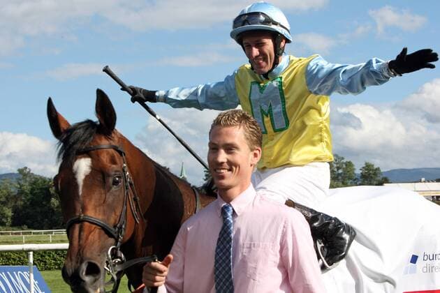 26.08.2012, Iffezheim, Baden-Württemberg, GER - Ferro Sensation mit Mirco Demuro nach dem Sieg in der Goldenen Peitsche. Galopprennbahn Baden-Baden, Iffezheim. (Pferd, Jockey, Ferro Sensation, Demuro, Sieg) 814D260812IFFEZHEIM.JPG