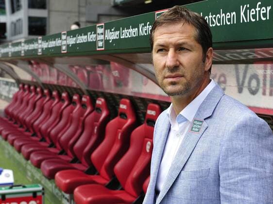 Fussball - 2. Bundesliga 26.08.2012 Kaiserslautern - Fritz-Walter-Stadion 1. FC Kaiserslautern - TSV 1860 München Lauterns Trainer Franco Foda wartet auf seine Mannschaft. 1. FC Kaiserslautern