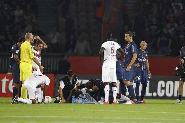 Zlatan Ibrahimovic (PSG) vs Cheick Diabate blesse (Bordeaux) FOOTBALL : Paris Saint Germain vs Bordeaux - Ligue 1 - 26 08 2012 GwendolineLeGoff Panoramic 
