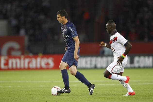 Thiago Motta (PSG) vs Henri Saivet (Bordeaux) FOOTBALL : Paris Saint Germain vs Bordeaux - Ligue 1 - 26 08 2012 GwendolineLeGoff Panoramic 