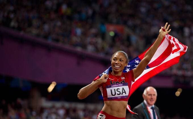 Staffelläuferin Allyson FELIX (USA) feiert den Sieg mit der Landesfahne. 16.Wettkampftag: Leichtathletik - 4x400m Staffel Finale der Frauen im Olympiastadion am 11.08.2012. Olympische Sommerspiele London 2012. -- Olympic Summer Games London 2012,
