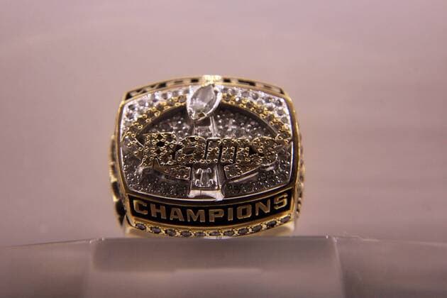 Super Bowl Ringe der einzelnen Siegerteams: XXXIV St. Louis Rams 1999