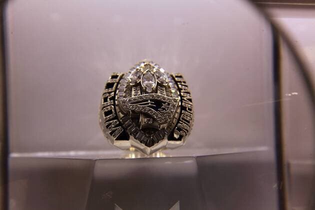 Super Bowl Ringe der einzelnen Siegerteams: XXIX New England Patriots 2004