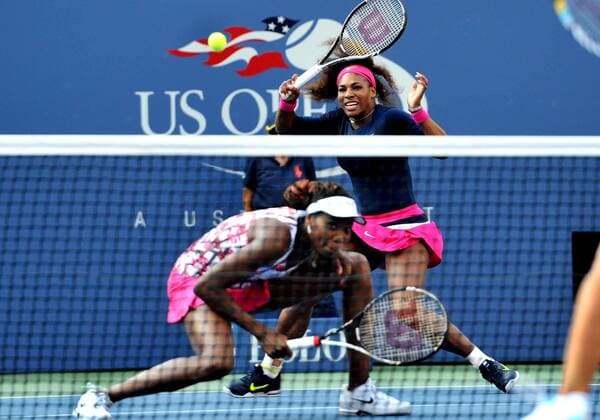Serena Williams (top) and Venus Williams of the US compete during the women s doubles second round match at the Williams won 2-0. (Xinhua Wang Lei) US-NEW YORK-TENNIS-US OPEN-WOMEN S DOUBLES-WILLIAMS 