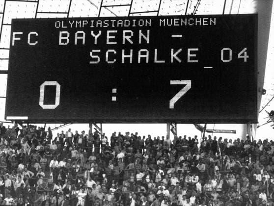 Die Anzeigetafel verkündet das sensationelle Ergebnis von 0:7 zwischen dem FC Bayern München und dem FC Schalke 04