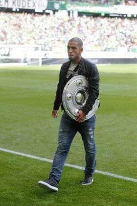 Ashkan Dejagah, ehemaliger Spieler für Wolfsburg, wurde heute verabschiedet. Einzelbild, Schale, Abschied, hoch VfL Wolfsburg vs Hannover 96 1.Bundesliga 2012 2013, Herren, Fussball, Fußball, Deutschland, Germany, Ergebnis 0:4 Wolfsburg, 2.9.2012, Volkswagen-Arena