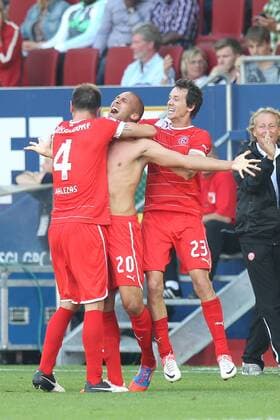 Fussball Bundesliga BL 2012 13 - 25.08.2012 - FC Augsburg FCA vs. Fortuna Düsseldorf Duesseldorf . Torjubel Jubel . Torschütze Torschuetze Dani Schahin (Duesseldorf) , jubelt ueber das Tor zum 0:2 und zieht sein Trikot aus , jubelt mit Stelios Malezas (Duesseldorf) , Robbie Kruse (Duesseldorf) , Jens Langeneke (Duesseldorf) .