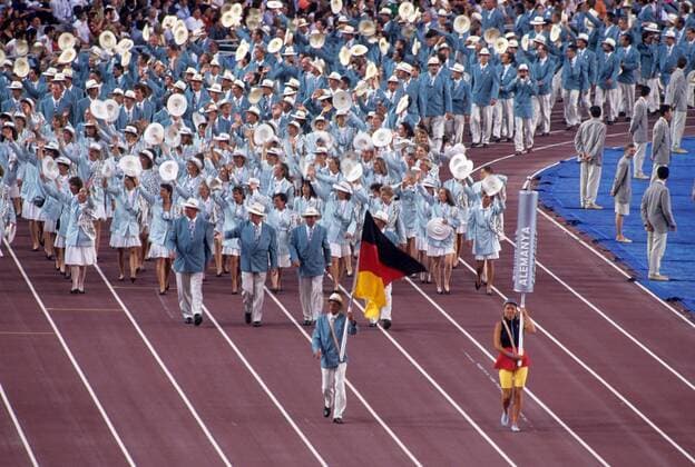 Eröffnungsfeier der olympischen Sommerspiele 1992 in Barcelona - Einmarsch vom Olympiateam aus Deutschland - Ruderer Manfred Klein trägt die Fahne