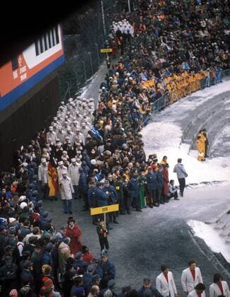 Eröffnungsfeier der olympischen Winterspiele 1976 in Innsbruck - Fahnenträger Meinhard Nehmer (Deutsche Demokratische Republik) führt das Team der DDR an