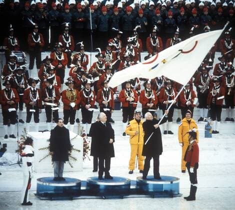 Eröffnungsfeier der olympischen Winterspiele 1976 in Innsbruck - Bürgermeister Alois Lugger (Innsbruck Österreich) schwenkt die Olympiafahne