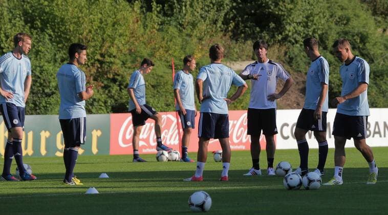 DFB Training in Barsinghausen am 04.09.2012. Im Foto: Bundestrainer Joachim Löw gibt seinen Spielern Anweisungen u.a. v.li. Mertesacker, Gündogan, Götze, Klose, Podolski