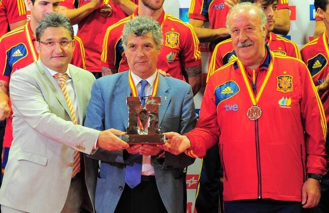 Oscar Campillo, Angel Maria Villar Llona und Vicente del Bosque - die spanische Nationalmannschaft wird mit dem Marca Platino Award ausgezeichnet 