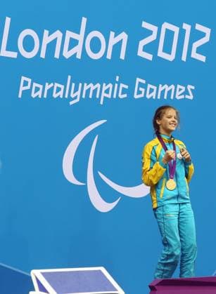 London Paralympics 2012 Schwimmen , Viktoria Savtsova ( UKR ) 100 m Brust SB 6 holt die Goldmedaille