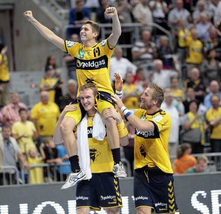 Toyota-Handball-Bundesliga - 05.09.2012 - Saison 2012-2013 - Rhein Neckar Löwen - TuS Nettelstedt-Lübbecke - Mannheim v. l. Marius Steinhauser wird von Matthias Gerlich auf den Schultern vom Platz getragen. Rechts Oliver Roggisch alle RNL Aktion, Einzelbild, Jubel -