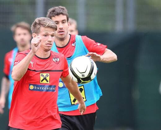 FUSSBALL - FIFA WM Quali, Training WIEN,AUSTRIA,06.SEP.12 - FUSSBALL - FIFA Weltmeisterschaft, Qualifikation, ÖFB Österreich, Training Nationalmannschaft AUT. Bild zeigt Franz Schiemer und György Garics (AUT). 