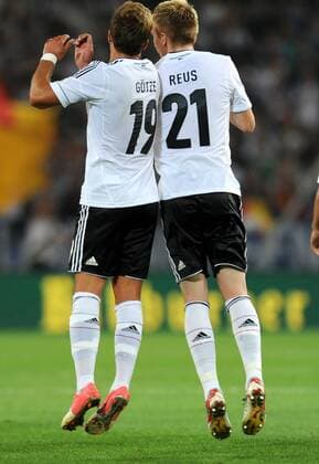Mario Goetze (links) jubelt nach seinem 1:0 mit Marco Reus auf ganz eigene Art Deutschland - Faeroeer WM-Qualifikationsspiel, AWD-Arena Hannover Datum: 07. September 2012 DFB Fussball Nationalmannschaft