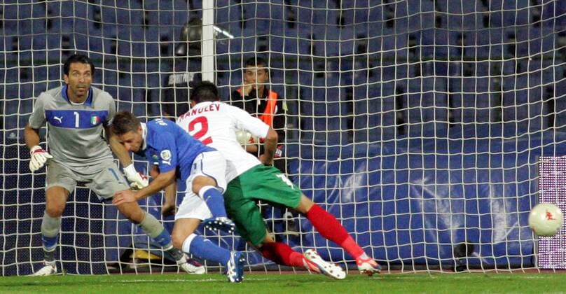 07.09.2012 Sofia(Bulgaria) Bulgaria-Italy FIFA World Cup Brazil 2014 qualifiers men s football Emanuele Giaccherini (c) and Gianluigi Buffon (L) with Stanislav Manolev(r) Bulgaria : 