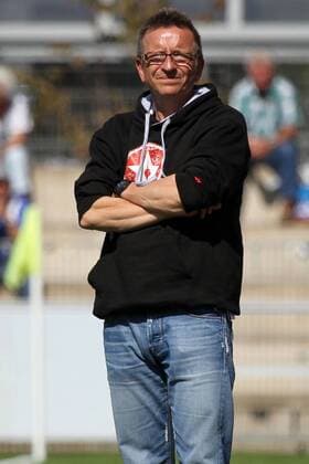 Freisteller Trainer Norbert MEIER (Fortuna Düsseldorf) frontal zur Kamera mit verschränkten Armen