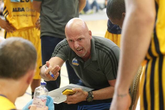 Sasa Obradovic, Trainer ALBA, gibt in der Pause Anweisungen, Trainer, coach, Gestik, Anweisungen, Aktion, quer MBB Mitteldeutscher BS vs ALBA Berlin, Testspiel, FreundschaftsspielBasketball, Bundesliga, BEKO BBL, Herren, Saison 2012 2013 Oranienburg, 8.9.2012