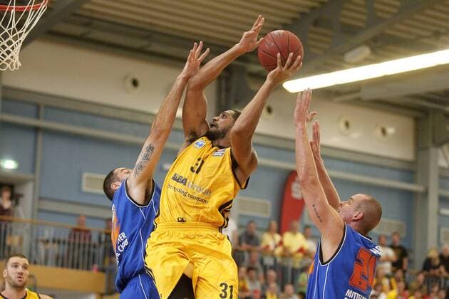 Nathan Peavy, ALBA, mitte mit Ball, links Djorde Pantelic, rechts Steve Wachalski, beide MBB, Zweikampf, Kampf, Wurf, Aktion, quer MBB Mitteldeutscher BS vs ALBA Berlin, Testspiel, FreundschaftsspielBasketball, Bundesliga, BEKO BBL, Herren, Saison 2012 2013 Oranienburg, 8.9.2012