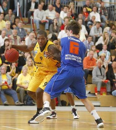 Deon Thompson, ALBA, hinten, vorne Malte Schwarz, MBB, Zweikampf, Kampf, Dribbling, Aktion, hoch MBB Mitteldeutscher BS vs ALBA Berlin, Testspiel, FreundschaftsspielBasketball, Bundesliga, BEKO BBL, Herren, Saison 2012 2013 Oranienburg, 8.9.2012