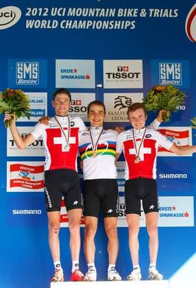 RADSPORT - UCI Weltmeisterschaften SAALFELDEN,AUSTRIA,08.SEP.12 - DIVERS, RADSPORT, MOUNTAINBIKE - UCI Weltmeisterschaften, Cross-country, Herren, Elite, Siegerehrung. Bild zeigt den Jubel von Lukas Flückiger, Weltmeister Nino Schurter und Mathias Flückiger (SUI). Keywords: Medaille. 