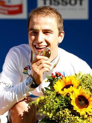 RADSPORT - UCI Weltmeisterschaften SAALFELDEN,AUSTRIA,08.SEP.12 - DIVERS, RADSPORT, MOUNTAINBIKE - UCI Weltmeisterschaften, Cross-country, Herren, Elite, Siegerehrung. Bild zeigt Weltmeister Nino Schurter (SUI). Keywords: Medaille. 