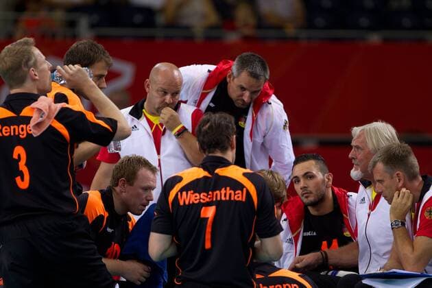 Auszeit beim Sitzvolleyball-Spiel um Bronze. Rechts Coach Rudolf Sonnenbichler.