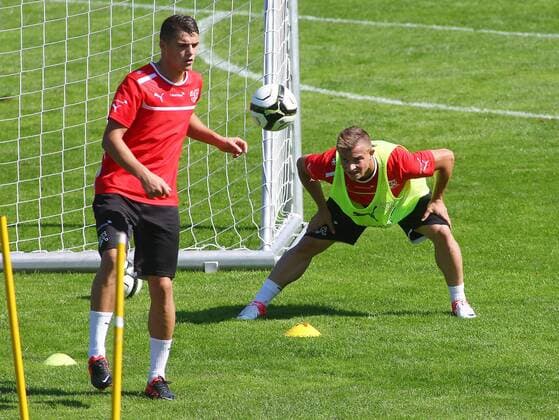 09.09.2012 Freienbach , SCHWEIZ , Trainingsgelände der Schweizer Fussball Nationalmannschaft Saison 2012 2013 Im Bild : Granit Xhaka - Xherdan Shaqiri (Schweiz) 
