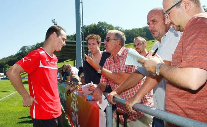 09.09.2012 Freienbach , SCHWEIZ , Trainingsgelände der Schweizer Fussball Nationalmannschaft Saison 2012 2013 Im Bild : Steve von Bergen (Schweiz) im Gespräch mit den Medien 