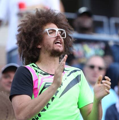 US Open 2012, USTA Billie Jean King National Tennis Center, Flushing Meadows, New York, ITF Grand Slam Tennis Tournament,Damen Finale,Endspiel, Musiker Redfoo applaudiert und unterstuetzt Azarenka in der Spielerloge, Halbkoerper,Hochformat,VIP,Ehrengast,,