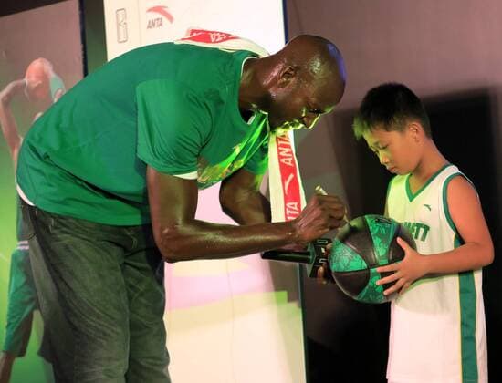 NBA Boston Celtics star Kevin Garnett signs autograph for fans on his China tour in Shenzhen, south Chinas Guangdong province, 9 September 2012. Kevin Garnett continues his China tour in Shenzhen  20120909_35676