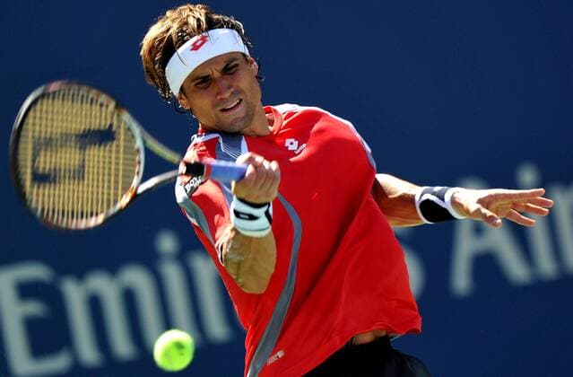 David Ferrer of Spain returns the ball during the men s singles semifinal at the U.S. Open tennis tournament in New York, the United States 