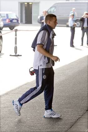 10.09.2012, Airport Langenhagen, Hannover, Abreise aus Hannover zum Qualifikationsspiel gegen Österreich, im Bild Lukas Podolski (10, Deutschland) auf dem Weg in die Abflughalle GER, WMQ, Abflug der Nationalmannschaft nach Wien