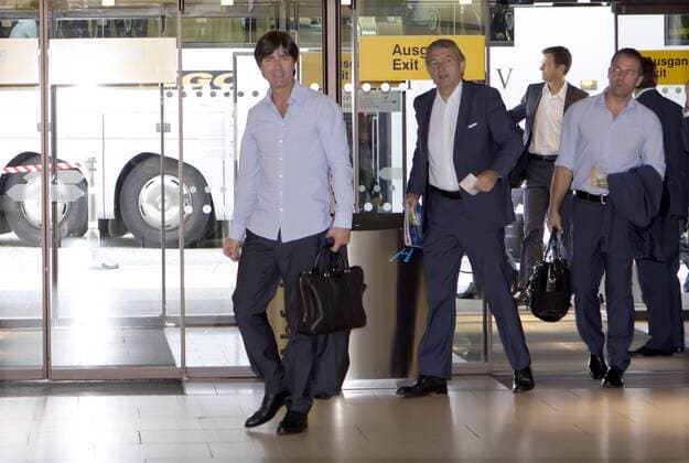 10.09.2012, Airport Langenhagen, Hannover, Abreise aus Hannover zum Qualifikationsspiel gegen Österreich, im Bild Joachim Löw (Bundestrainer Nationalmannschaft, li.), Wolfgang Niersbach (DFB Präsident), Oliver Bierhoff (Team Manager Nationalmannschaft) und Hans Dieter Flick (Co-Trainer Nationalmannschaft) kommen in der Abflughalle an GER, WMQ, Abflug der Nationalmannschaft nach Wien