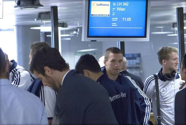 10.09.2012, Airport Langenhagen, Hannover, Abreise aus Hannover zum Qualifikationsspiel gegen Österreich, im Bild Lukas Podolski (10, Deutschland) am Check In GER, WMQ, Abflug der Nationalmannschaft nach Wien