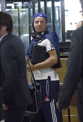 10.09.2012, Airport Langenhagen, Hannover, Abreise aus Hannover zum Qualifikationsspiel gegen Österreich, im Bild Mario Goetze (19, Deutschland) wartet am Abflugschalter GER, WMQ, Abflug der Nationalmannschaft nach Wien