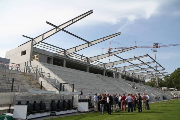 Fußball, Stadiongeschichte FSV Frankfurt 10.09.2012 Saison 2012 2013, Volksbankstadion Frankfurt, 2. Bundesliga, FSV Frankfurt Abschluss der Rohbauarbeiten im Frankfurter Volksbank Stadion der fertige Rohbau der Haupttribüne