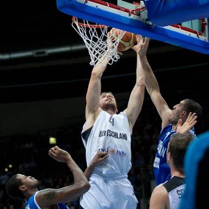 Oldenburg, Niedersachsen, DEU, 11.09.2012, Tim Ohlbrecht (Mitte, Deutschland), Charles Davis (links, Azerbaijan) und Orhan Haciyeva (rechts, Azerbaijan). Basketball EM-Qualifikationsspiel Gruppe B Deutschland (GER) vs. Aserbaidschan (AZE) in der EWE Arena Oldenburg. Qualifikation zur Basketball Europameisterschaft 2013 in Slowenien. Basketball Deutschland (GER) vs. Aserbaidschan (AZE)
