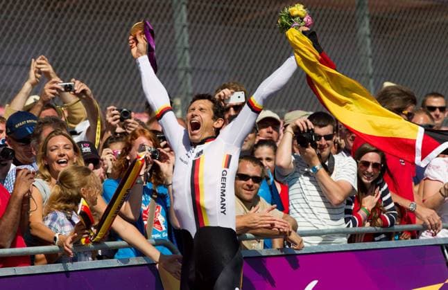 05.09.2012, Brands Hatch, London, GBR, London 2012, Paralympische Sommerspiele, Radsport, im Bild Winner Michael Teuber of Germany celebrates at medal ceremony