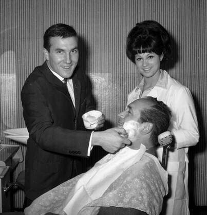 Rudi Brunnenmeier seift in seinem Frisörsalon Trainer Max Merkel ein. ca 1965 -1966, TSV 1860 München