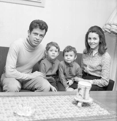 Manfred Wagner (TSV München 1860) mit Ehefrau und Kinder zuhause.ca. 1965 1966