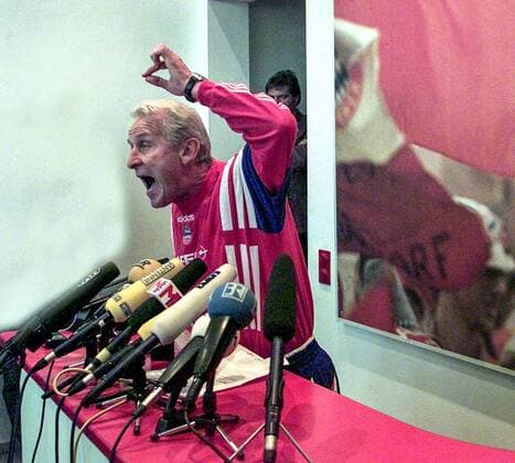 FC Bayern München 10.03.1998 Wutrede von Trainer Giovanni Trapattoni, in der hitzigen, dreieinhalbminütigen Rede entstandenen Satzkonstrukte wie: Was erlauben Strunz - schwach wie eine Flasche leer - Ich habe fertig